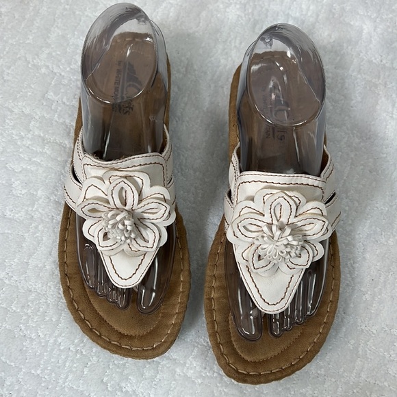 Cliffs carnation cushion white thong leather sandals with floral detail 7.5 - Picture 3 of 10